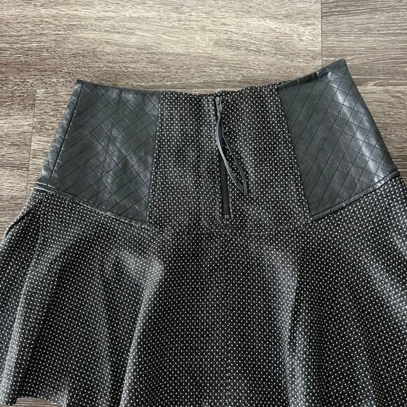 BCBGeneration Quilted Faux Leather Panel Mini Skirt Sz 8 Black White Flare VGUC - Picture 8 of 12